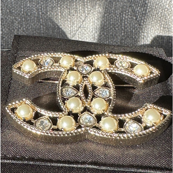 2022S CHANEL LARGE RUNWAY GOLD CC LOGO PEARLS CRYSTALS BROOCH PIN NEW - Picture 5 of 16